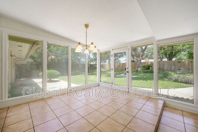 Building Photo - 425 Crestwood Dr