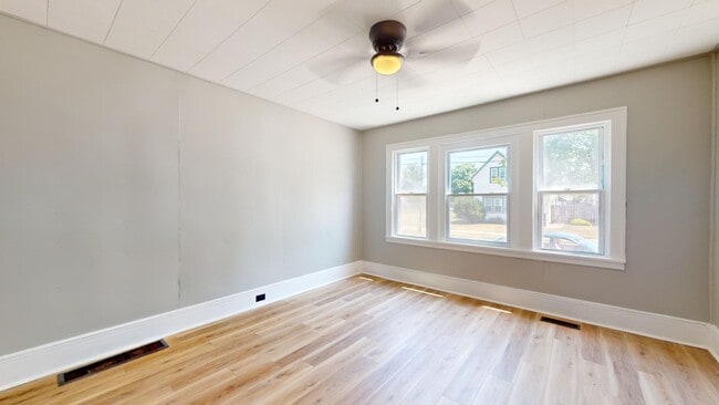 Building Photo - 3 Bed Single Family with Huge Kitchen and ...