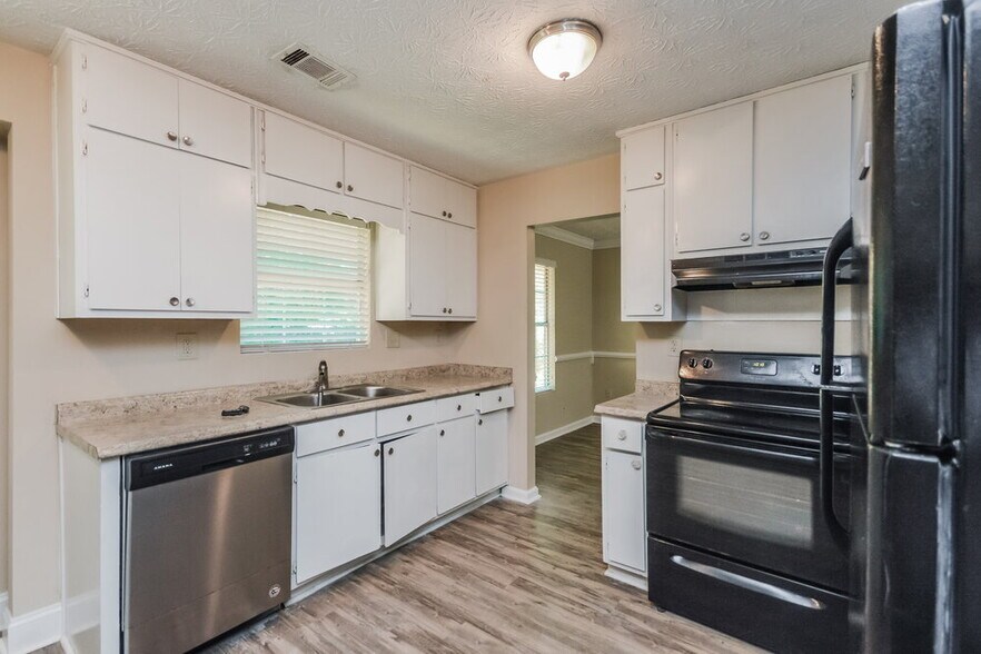 Building Photo - 4422 Cedar Ridge Trail