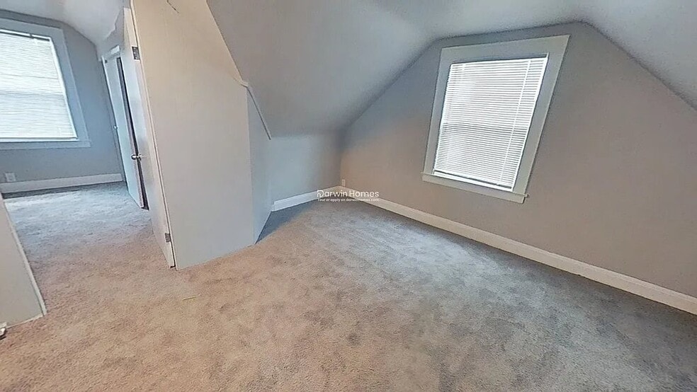 Building Photo - 529 E Victoria St