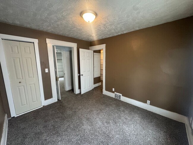 Building Photo - 1056 E 99th St