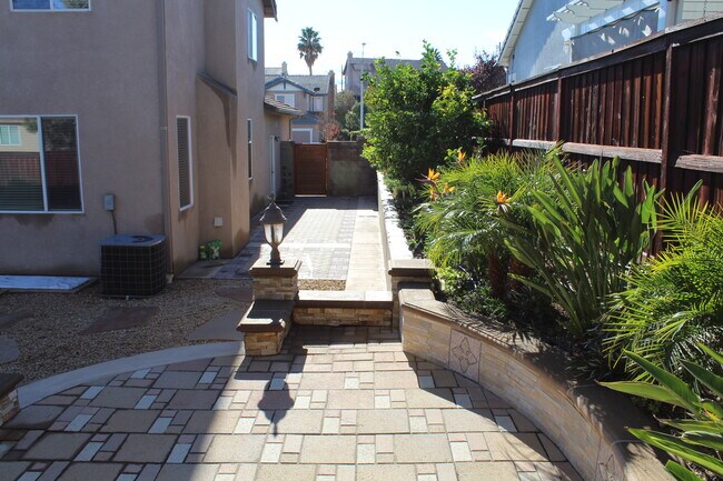 Building Photo - 35703 Date Palm St