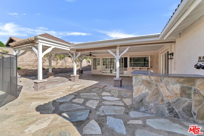 Building Photo - 10945 Cozycroft Ave