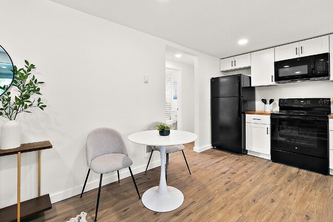 Building Photo - Newly Remodeled 1-Bedroom Duplex Unit with...