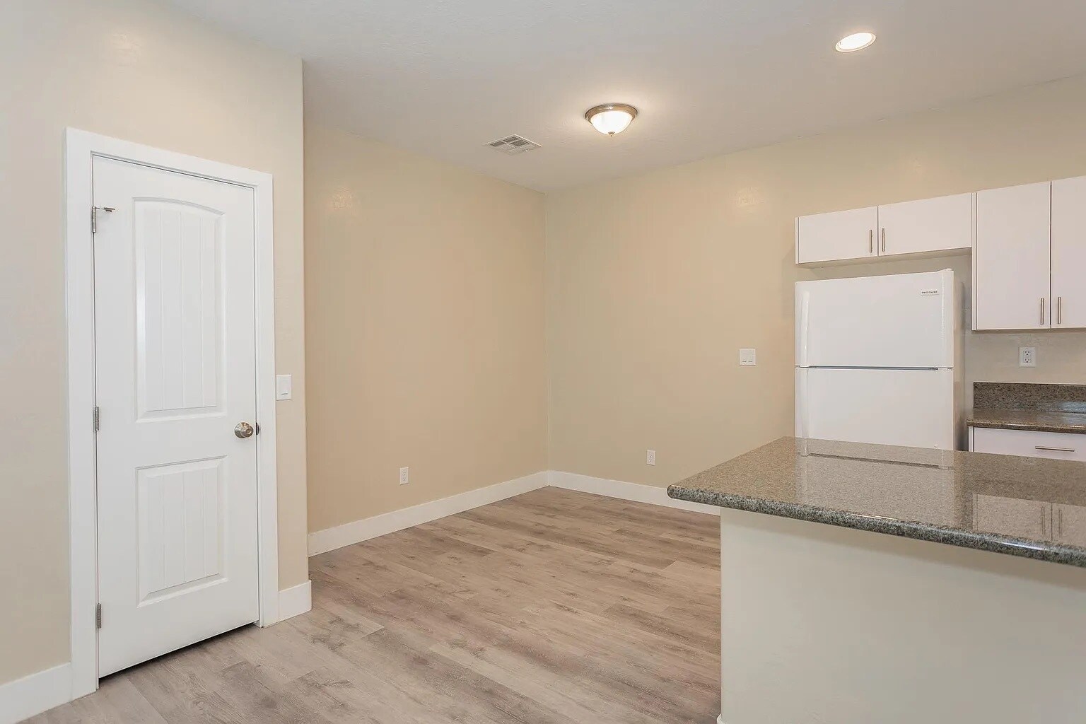 Building Photo - 1741 S Dandelion St