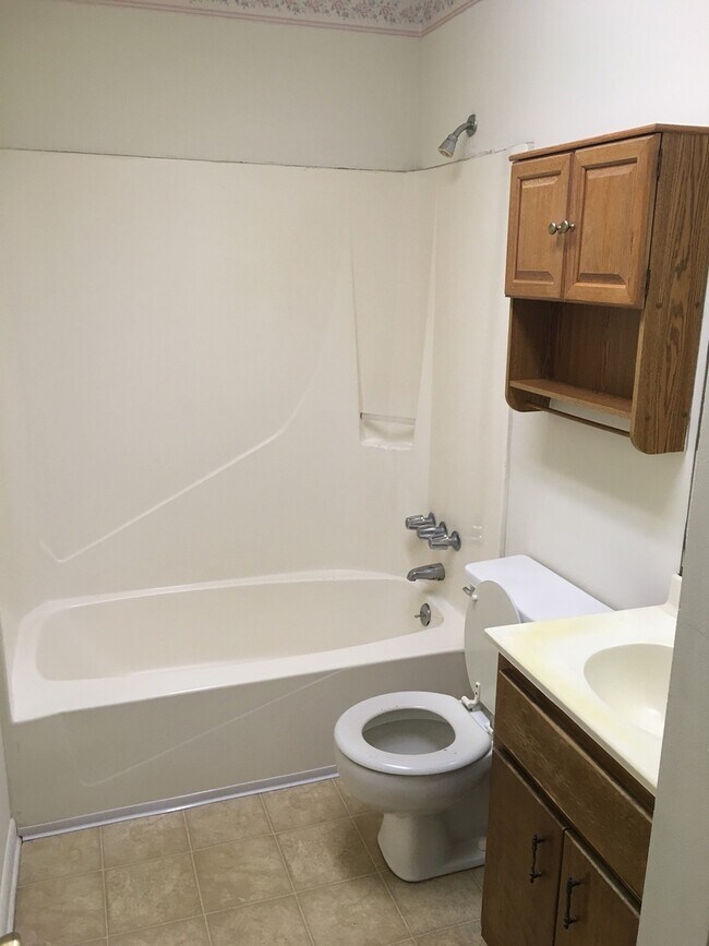 Building Photo - 2 Bedroom/2 Bath Apartment in Remerton
