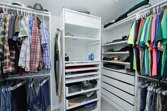 Building Photo - Beautiful 4BD/3.5BA Indian Peaks Home on Golf Course with Views!