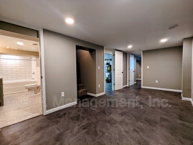 Building Photo - 1194 Laurie Rd W