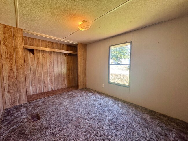 Building Photo - 225 Community Dr