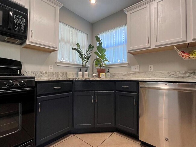 Building Photo - 223 Dana Dr