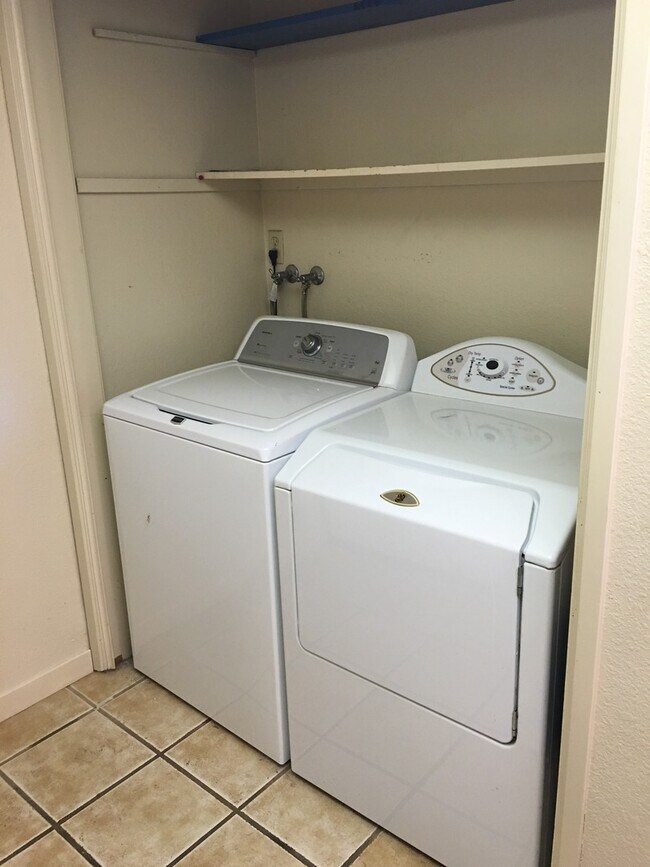 Building Photo - Large 3 bedroom, 2 bathroom condo with ama...