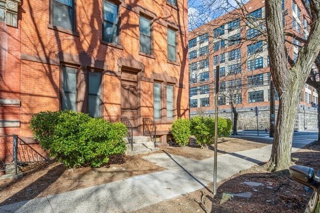 Building Photo - 263 10th St