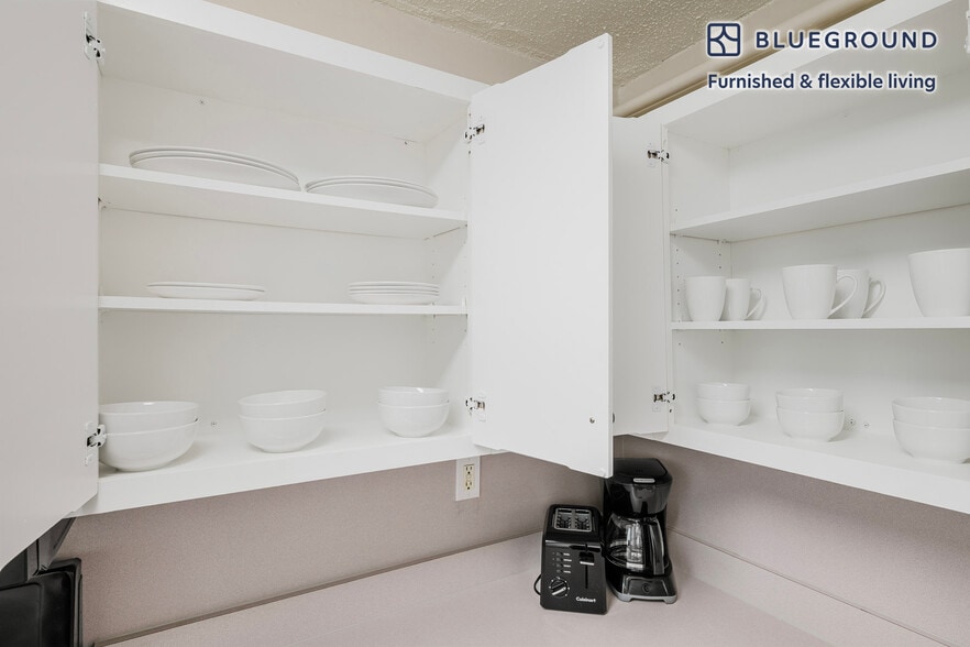 Building Photo - 812 Memorial Dr