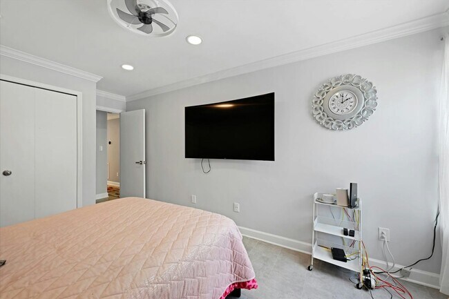 Building Photo - 10 Fourwood Ct