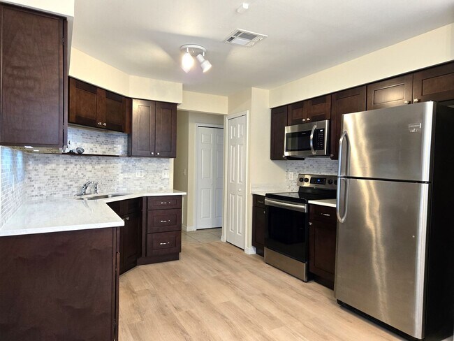 Building Photo - 3/2 Fenced Pet Friendly Home
