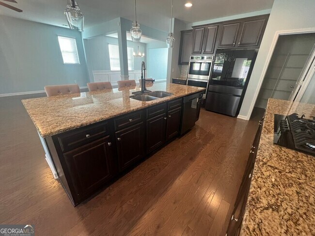 Building Photo - 165 Craines View