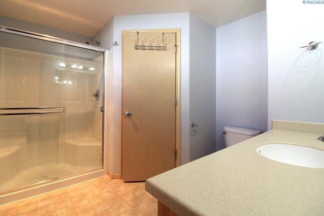 Building Photo - 3 bed, 2 bath Rambler w/ an Office in West...