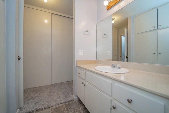 Building Photo - Beautiful 4 Bd Townhouse