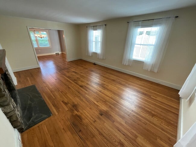 Building Photo - AVAILBLE NOW TO VIEW/LEASE! Classic Ardmor...