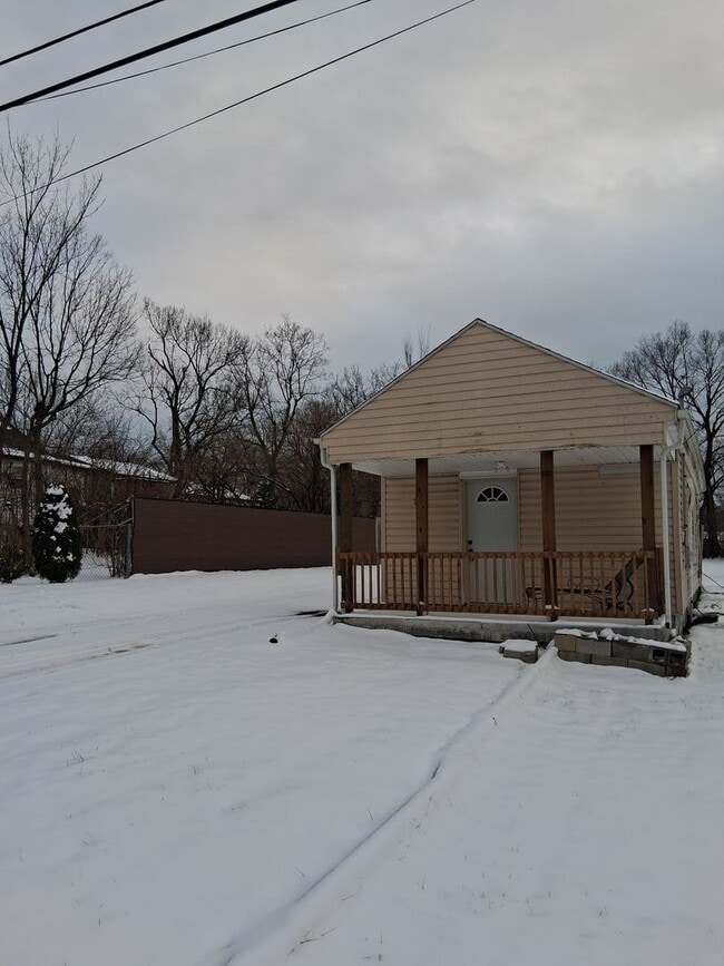 Building Photo - Quaint Newly-renovated Bungalow