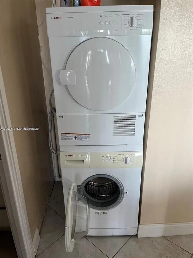 Building Photo - 3701 N Country Club Dr