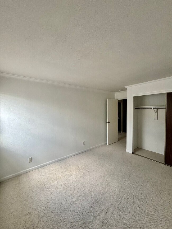 Building Photo - 1150 Golden Cir