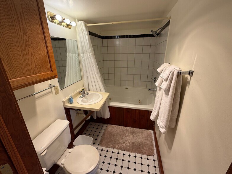 Building Photo - 402 W Dayton St