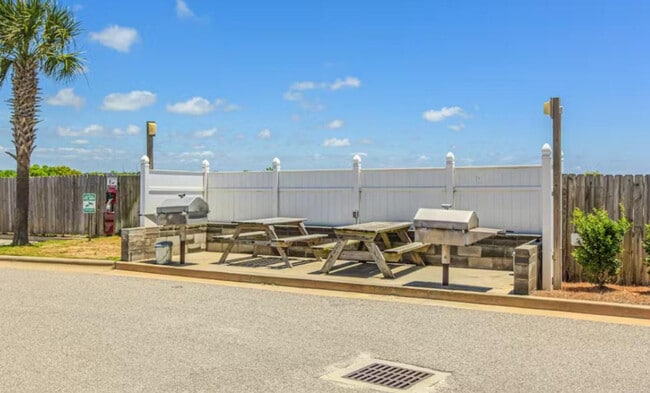 Building Photo - 572 E Beach Blvd