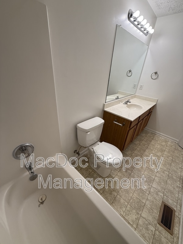 Building Photo - 10500 Boxmeer Ct