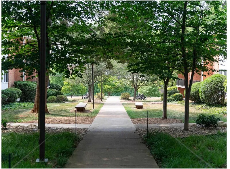 Well maintained walkways - 1800 Jefferson Park Ave