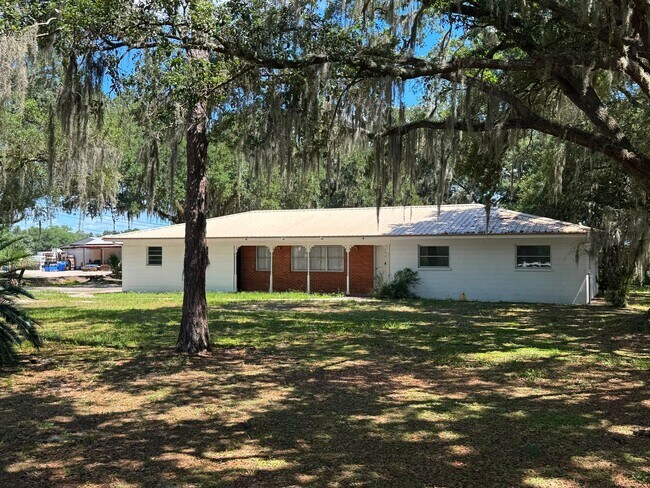 Building Photo - No HOA. Oversized 3/2 Home. NEW PHOTOS COMING SOON