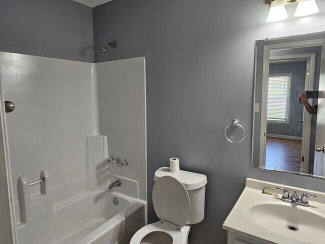 Building Photo - 3 bedroom 2 bath home with basement