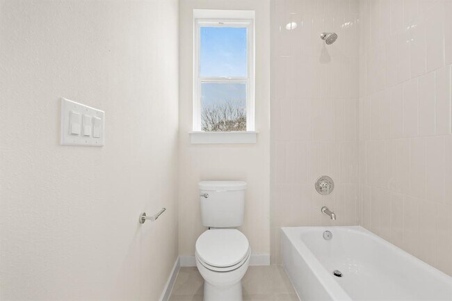 Building Photo - 4801 Sara Dr