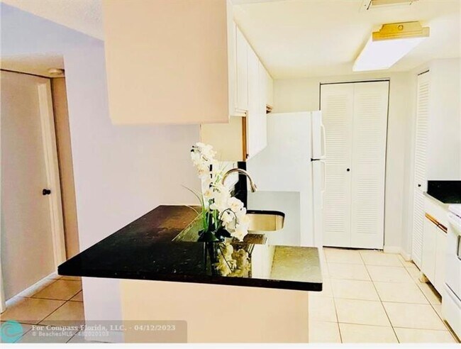 Building Photo - 9955 Westview Dr