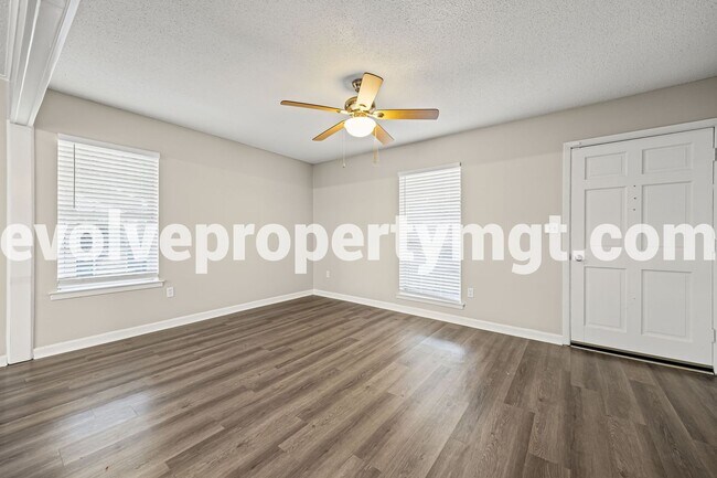 Building Photo - Charming Collierville home in PRIME location!