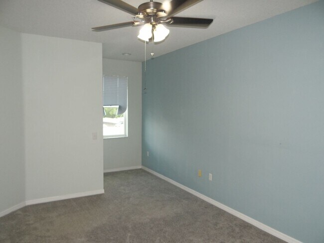 Building Photo - 2 bed/2.5 bath townhouse - 50% off 1st mon...