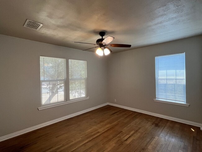 Building Photo - UPDATED CENTRAL CITY HOME