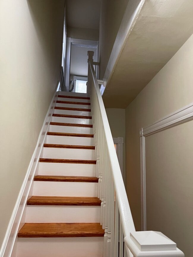 Building Photo - Large 3 bdrm/1 bath Home Within Walking Distance to VCU!