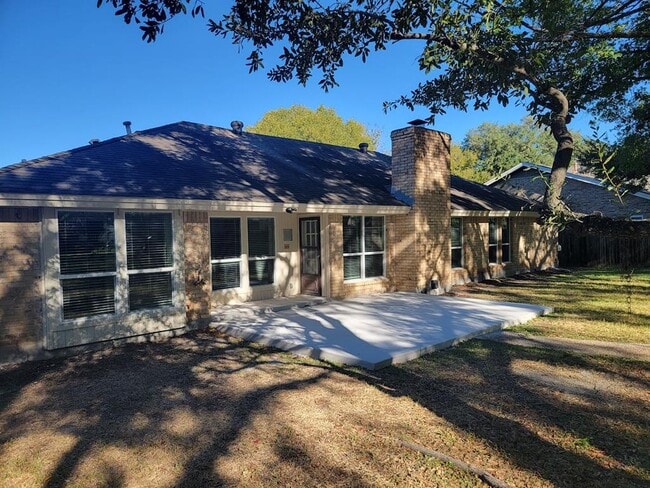 Building Photo - 10403 Pinehurst Dr