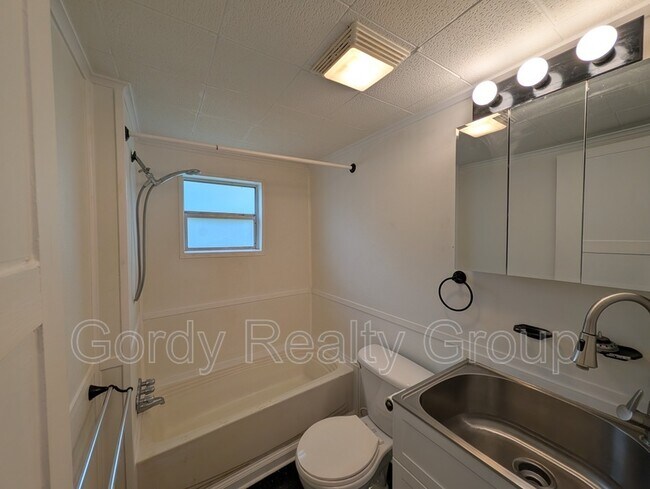 Building Photo - 2955 N Caledonia St