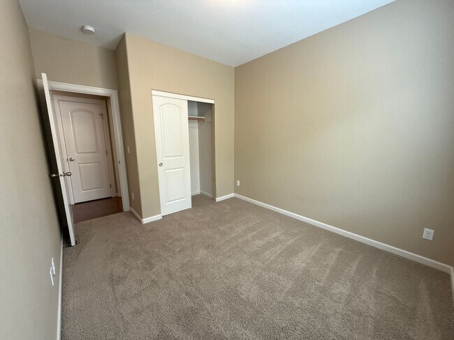 Building Photo - Beautiful 3 Bedroom  2.0 Bathroom Home in ...