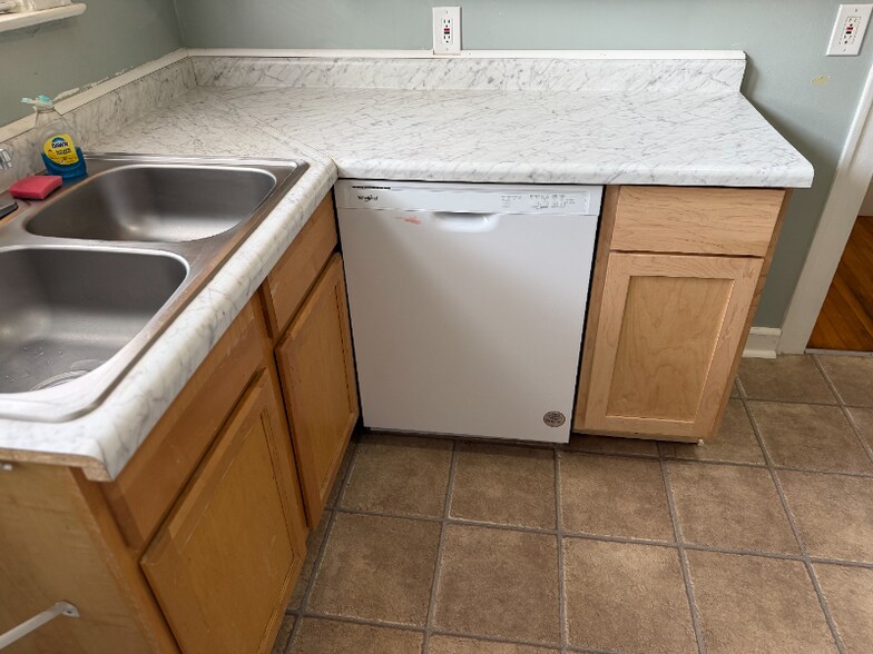 Building Photo - 110 Trowbridge St NE