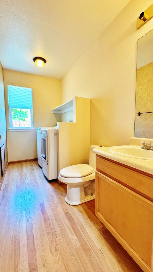 Building Photo - Welcome To This Fantastic 3 Bed 4 Bath Hom...