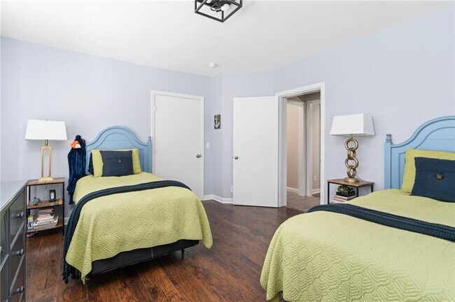 Building Photo - 845 Main St