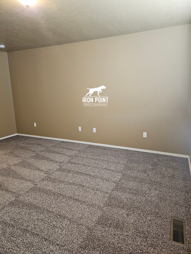 Building Photo - 3bed/2bath home w/bonus room, 2 car garage, fenced yard, and landscaping included.