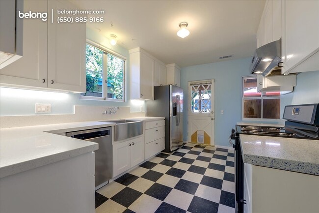 Building Photo - 420 9th Ave