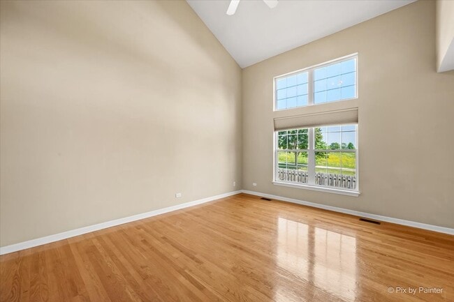 Building Photo - 1058 E Danbury Dr
