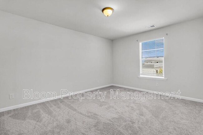 Building Photo - 247 Lucca Dr