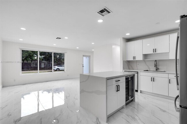 Building Photo - 6431 Roosevelt St