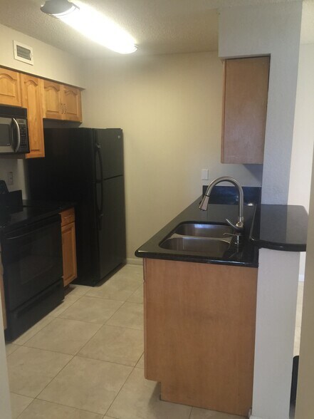 Building Photo - 2880 N Oakland Forest Dr